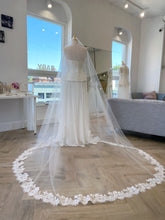 Load image into Gallery viewer, Buttercup Veil | Dream Bridal