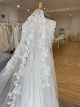 Load image into Gallery viewer, Bloomfeild Veil | Dreams Bridal