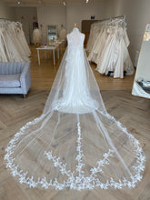 Load image into Gallery viewer, Wildflower Veil | Dreams Bridal