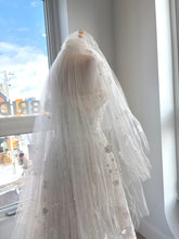 Load image into Gallery viewer, Flora Veil | Dream Bridal