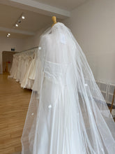 Load image into Gallery viewer, Petal Veil | Dreams Bridal