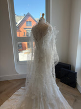 Load image into Gallery viewer, Hydrangea Veil | Dream Bridal