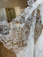Load image into Gallery viewer, Hydrangea Veil | Dream Bridal
