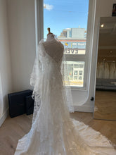 Load image into Gallery viewer, Hydrangea Veil | Dream Bridal
