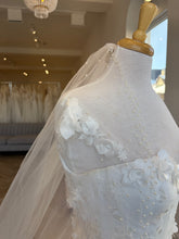 Load image into Gallery viewer, Blossom Veil | Dream Bridal - Available in different lengths